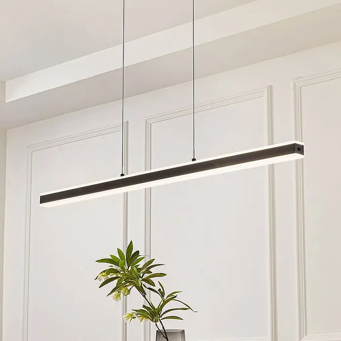 Lucande LED Pendelleuchte in schwarz, dimmbar up down Hängelampe -  - Schwarze lineare LED-Pendelleuchte, von der Decke abgehängt, beleuchtet den darunter liegenden Raum. Ihr minimalistisches Design verleiht einen modernen Touch.