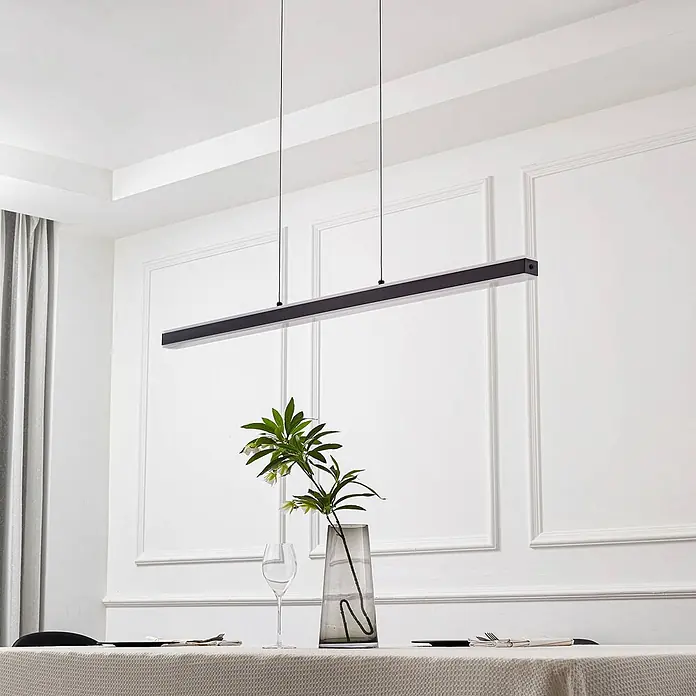 Lucande LED Pendelleuchte in schwarz, dimmbar up down Hängelampe -  - Schwarze lineare LED-Pendelleuchte über einem Esstisch. Ihr modernes Design ergänzt den Raum.