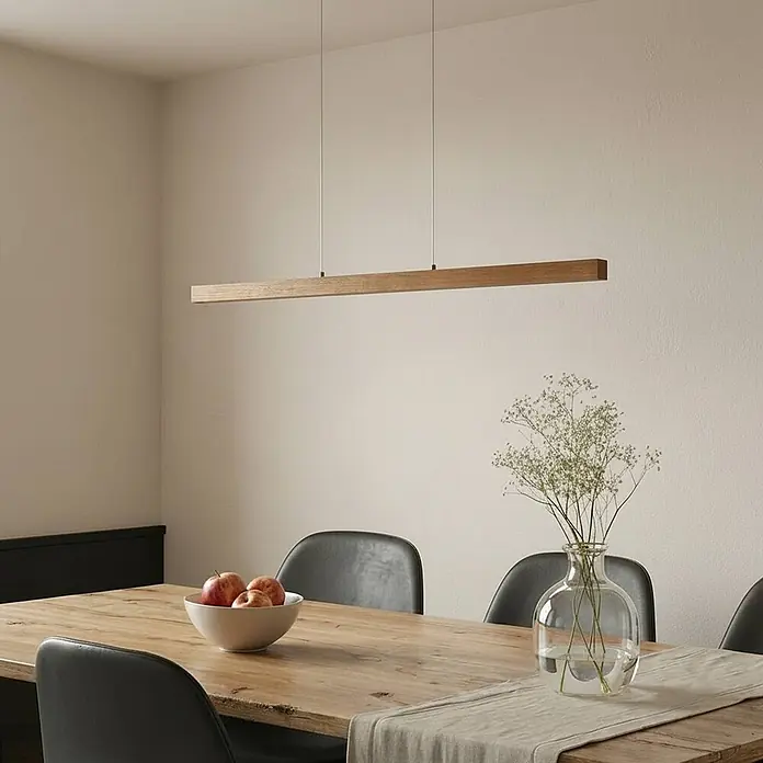 Lucande LED Pendelleuchte in holz, dimmbar Hängelampe -  - Lineare Pendelleuchte aus Holz über einem Esstisch.