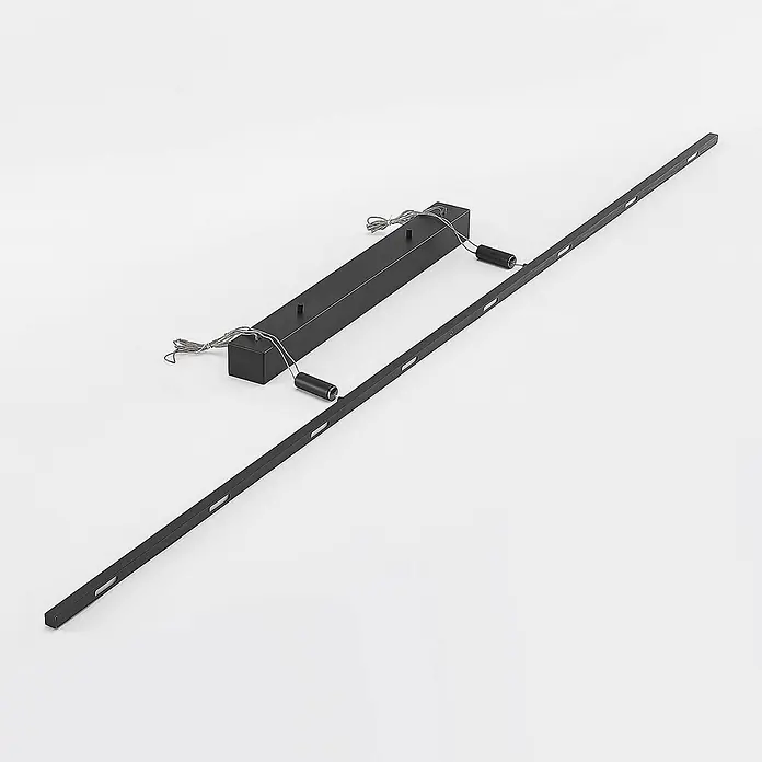 Lucande LED Pendelleuchte in schwarz matt, Hängelampe -  - Schwarze lineare LED-Pendelleuchte Komponenten: eine lange Lichtleiste und eine rechteckige Deckenhalterung mit Kabeln.