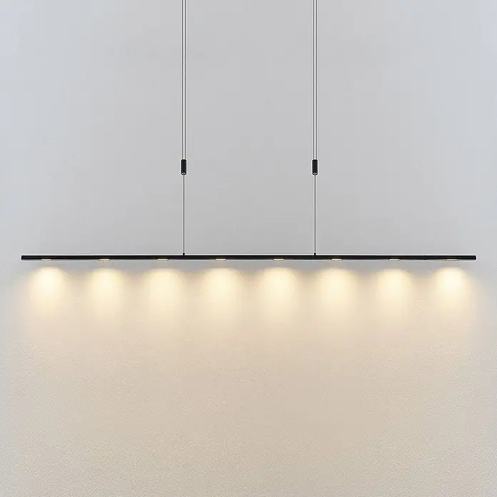 Lucande LED Pendelleuchte in schwarz matt, Hängelampe -  - Eine schwarze lineare Pendelleuchte mit mehreren nach unten gerichteten Lichtern, an zwei dünnen Kabeln aufgehängt.