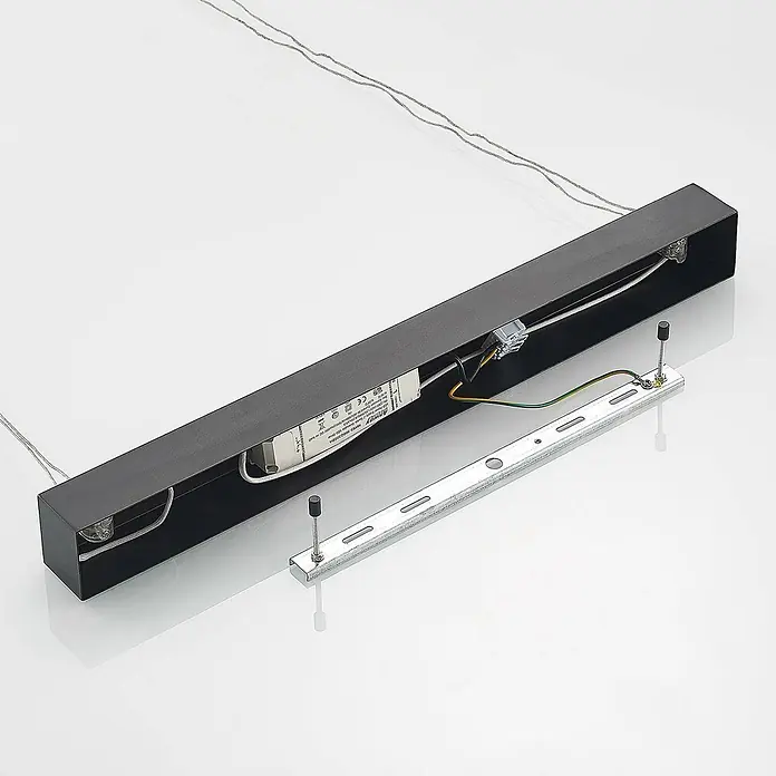 Lucande LED Pendelleuchte in schwarz matt, Hängelampe -  - Schwarze lineare Leuchte, demontiert, um internen Treiber, Verkabelung und separate silberne Montagehalterung zu zeigen.
