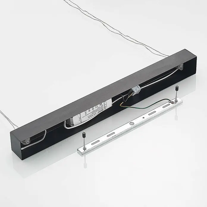 Lucande LED Pendelleuchte in schwarz matt, Hängelampe -  - Schwarze lineare LED-Pendelleuchte mit freiliegender Innenverkabelung, Treiber und separater Montagehalterung.