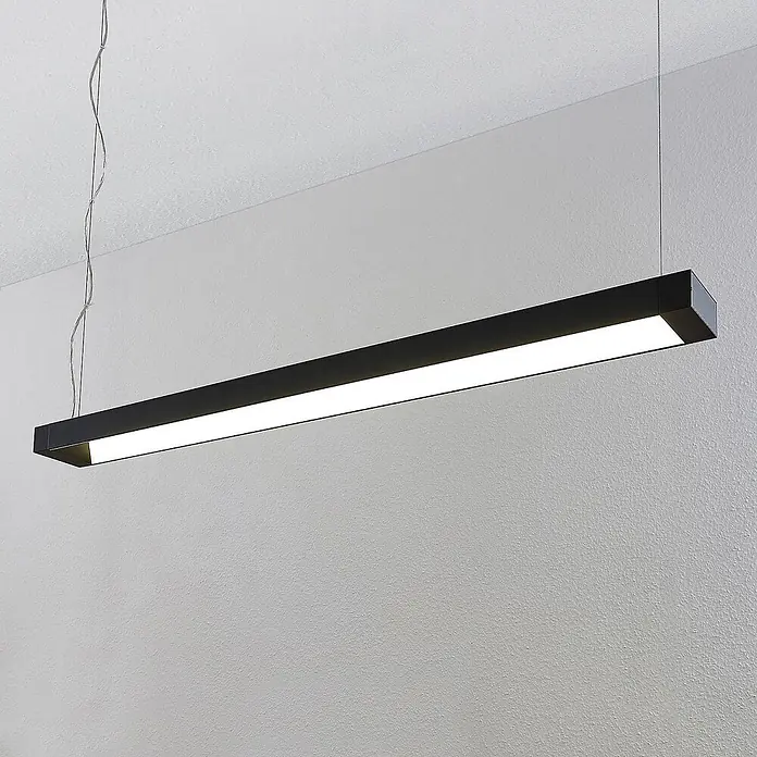 Arcchio LED Pendelleuchte Büro 122 cm, LED Hängelampe Büroleuchte 4000K -  - Elegante schwarze lineare LED-Pendelleuchte von der Decke abgehängt.