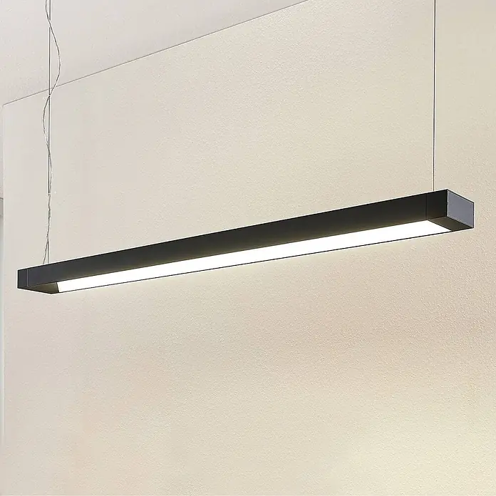 Arcchio LED Pendelleuchte Büro 122 cm, LED Hängelampe Büroleuchte 4000K -  - Schwarze, rechteckige LED-Pendelleuchte, leuchtend, von der Decke hängend.