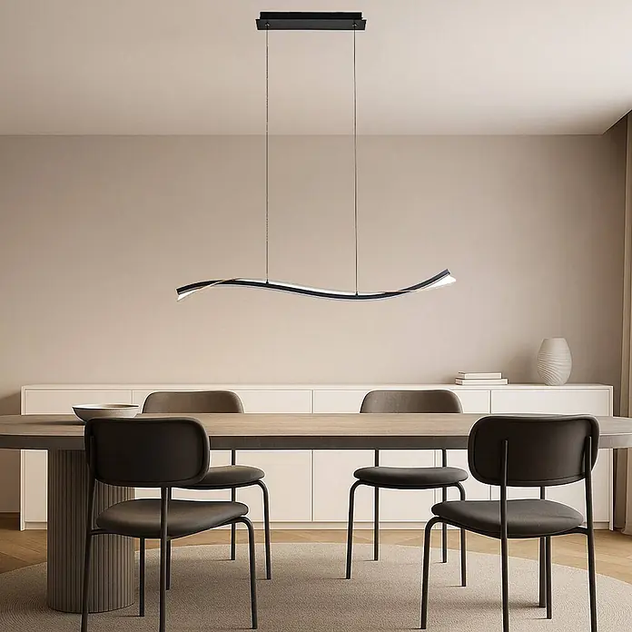 Lucande LED Pendelleuchte in blattgold, schwarz, Hängelampe -  - Schwarze wellenförmige Pendelleuchte mit weißen Lichtbändern über einem modernen Esstisch.