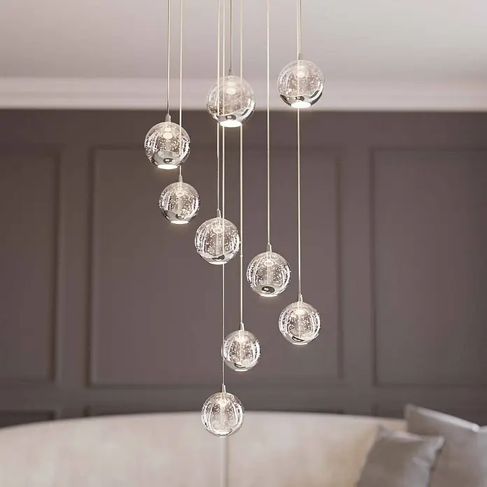 Lucande LED Pendelleuchte in transparent, chrom, Hängelampe -  - Kaskadenförmige Mehrfach-Pendelleuchte mit klaren, blasengefüllten Glaskugeln und Chromakzenten, auf verschiedenen Höhen in einem Raum hängend.