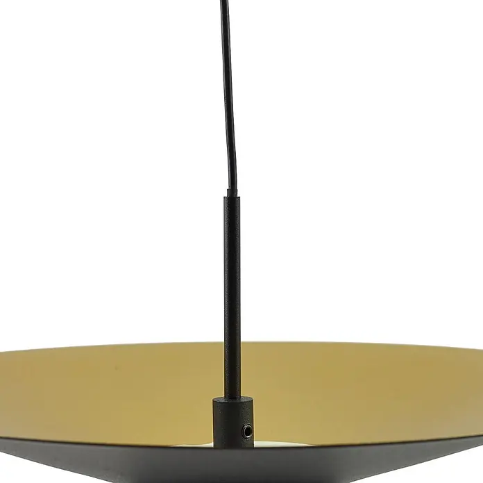 Lindby Pendelleuchte Norvind - schwarz, sandSchwarz, gold - Nahaufnahme einer Pendelleuchte mit schwarzer Aufhängung, schwarzem Außenschirm und goldfarbenem Innenschirm.