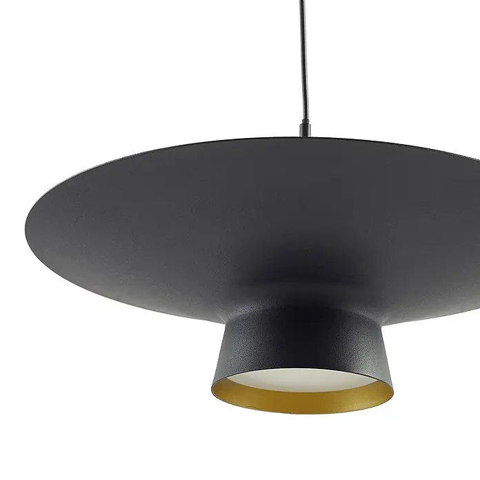 Lindby Pendelleuchte Norvind - schwarz, sandSchwarz, gold - Dunkelgraue Pendelleuchte mit breitem, mattem Schirm und goldener Innenseite, an einem Kabel aufgehängt.