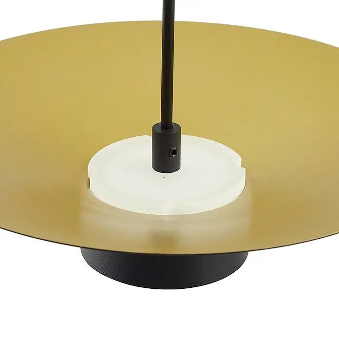 Lindby Pendelleuchte Norvind - schwarz, sandSchwarz, gold - Detailaufnahme einer Pendelleuchte: goldfarbener Schirm, schwarze Mittelstange und durchscheinender weißer Diffusor.