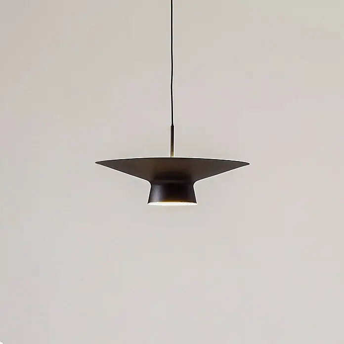 Lindby Pendelleuchte Norvind - schwarz, sandSchwarz, gold - Eine moderne, dunkle Pendelleuchte aus Metall mit breitem, flachem Schirm und nach unten gerichtetem Licht, hängt an einem Kabel.