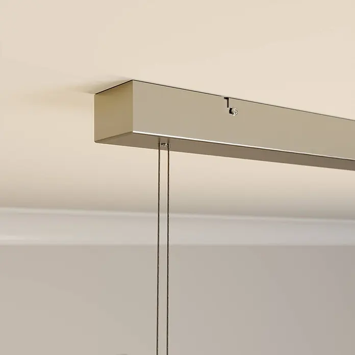 Lindby LED Pendelleuchte in nickel satiniert, weiß, Hängelampe -  - Deckenbaldachin aus gebürstetem Metall, der zwei dünne Aufhängungskabel für eine Leuchte hält.