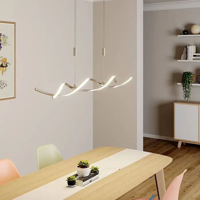 Lindby LED Pendelleuchte in nickel satiniert, weiß, Hängelampe -  - Moderne gewellte LED-Pendelleuchte in Metalloptik, beleuchtet einen Esstisch.