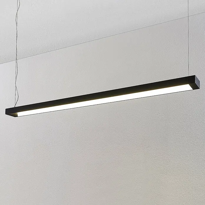 Arcchio LED Pendelleuchte Büro 162 cm, LED-Hängelampe Büroleuchte 4000K -  - Schwarze, rechteckige LED-Pendelleuchte, hell leuchtend, von der Decke abgehängt.