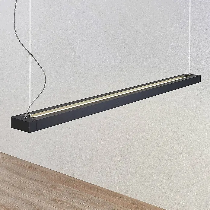 Arcchio LED Pendelleuchte Büro 162 cm, LED-Hängelampe Büroleuchte 4000K -  - Schwarze lineare LED-Pendelleuchte, an dünnen Drähten hängend, mit beleuchtetem Lichtstreifen.