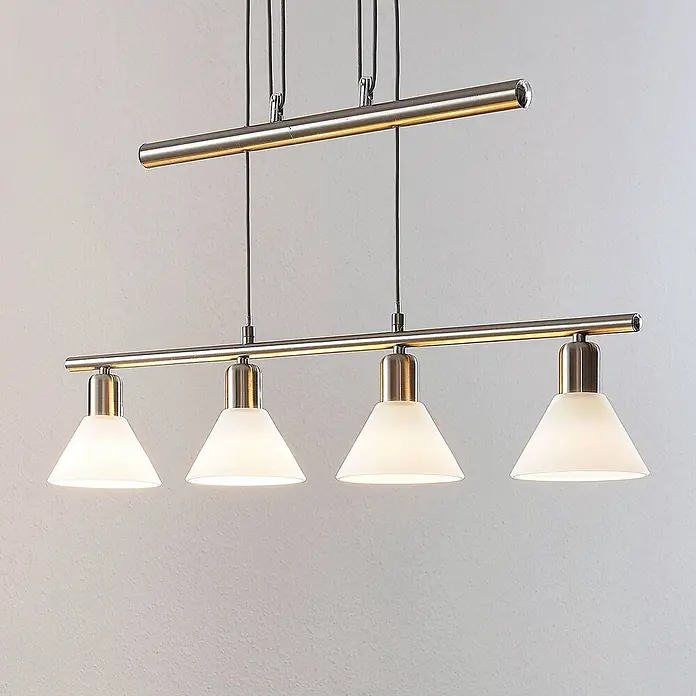 Lindby Pendelleuchte Esstisch höhenverstellbar Hängelampe Glas weiß -  - Moderne Hängelampe mit vier Lichtquellen, gebürstetem Metallbalken und satinierten Glaskegelschirmen, an Kabeln aufgehängt.