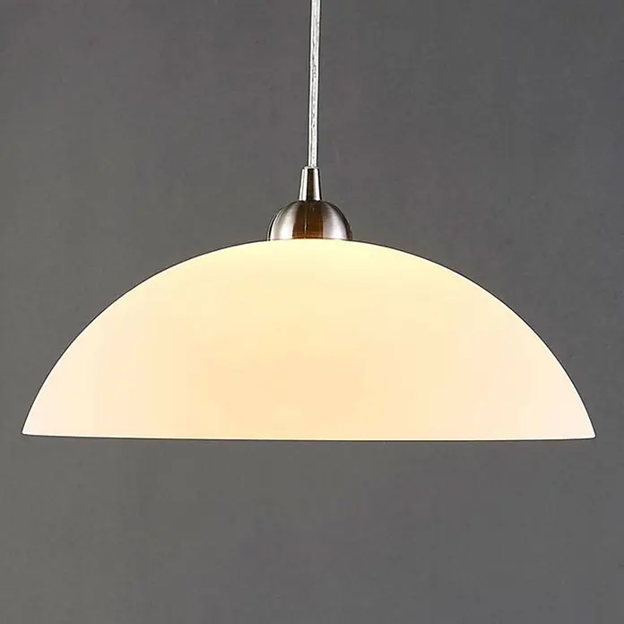 Lindby Esstisch Pendelleuchte Glas Metall, Hängelampe 1 flammig, -  - Weiße Pendelleuchte aus halbkugelförmigem Glas mit gebürstetem Metallgehäuse, an einem Kabel hängend.