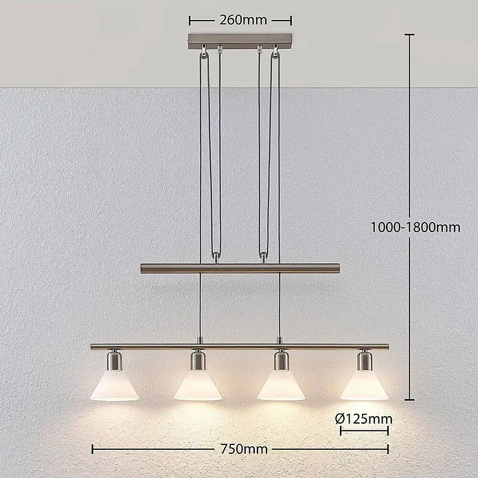 Lindby Pendelleuchte Esstisch höhenverstellbar Hängelampe Glas weiß -  - Verstellbare 4-flammige Pendelleuchte aus gebürstetem Metall mit weißen Glasschirmen, 750mm lang, 1000-1800mm Höhe.