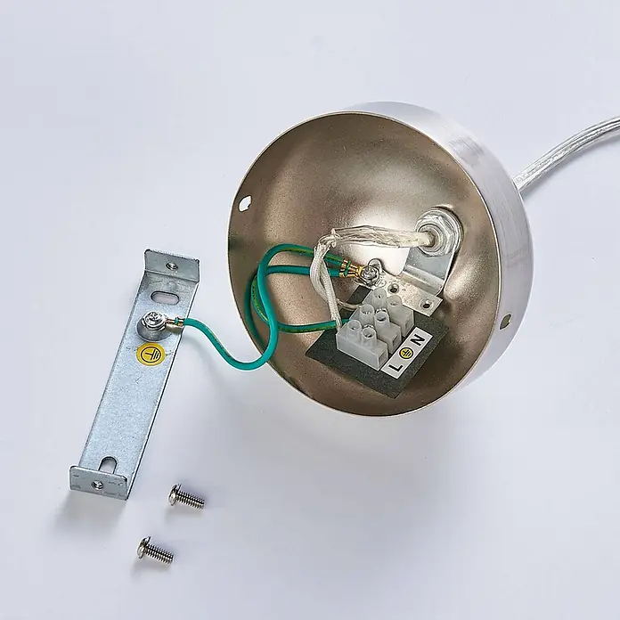 Lindby Esstisch Pendelleuchte Glas Metall, Hängelampe 1 flammig, -  - Innenansicht einer silbernen Lampenabdeckung mit Klemmenblock, Erdungskabel und Montagebügel samt zwei Schrauben.