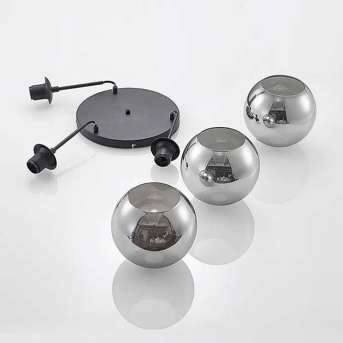 Lindby Esstisch Pendelleuchte Glas rauchgrau, 3 Schirme Ø 20 cm -  - Zerlegte Deckenlampe mit schwarzer Basis, drei Lampenfassungen und drei reflektierenden, kugelförmigen Glasschirmen.