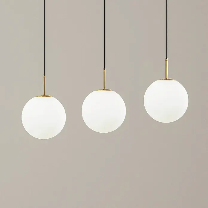 Lucande LED Pendelleuchte in weiß, gold, Hängelampe -  - Drei kugelförmige Pendelleuchten mit weißen Opalglasschirmen und Messingbeschlägen, an schwarzen Kabeln hängend.