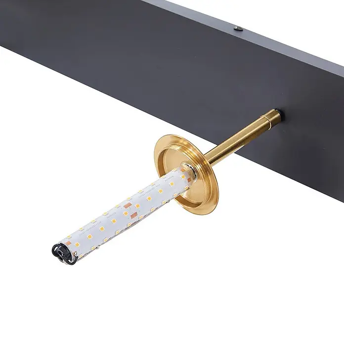 Lucande LED Pendelleuchte in weiß, gold, Hängelampe -  - Dunkelgraue Leuchtenbasis mit Messingarm, der eine LED-Lichtleiste hält.