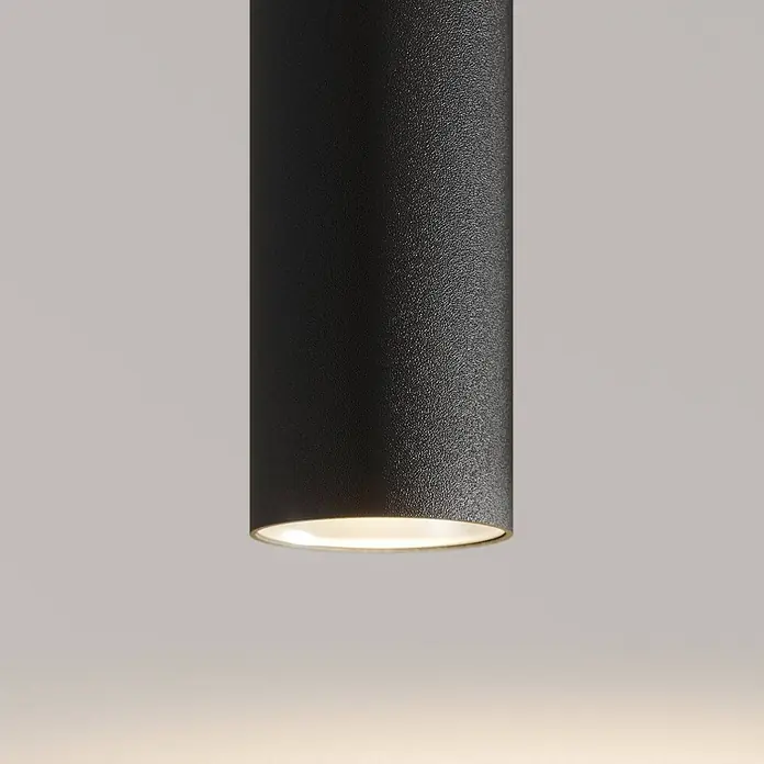 Arcchio LED Pendelleuchte in schwarz, Hängelampe -  - Schwarze, texturierte zylindrische Downlight-Leuchte, die warmes Licht abstrahlt.