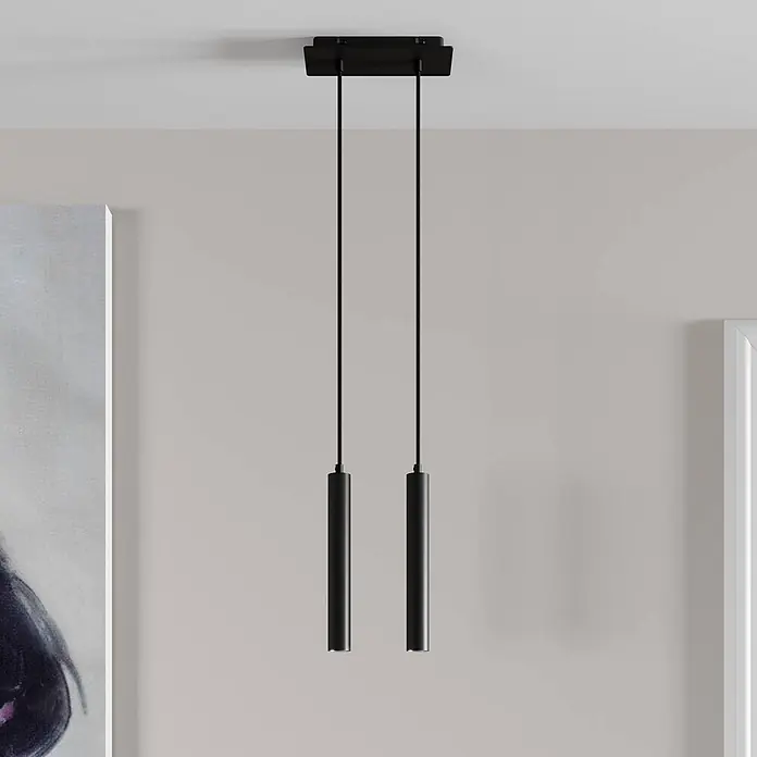 Arcchio LED Pendelleuchte in schwarz, Hängelampe -  - Zwei schlanke schwarze zylindrische Pendelleuchten hängen von einer rechteckigen Deckenhalterung, die einen modernen Raum beleuchten.