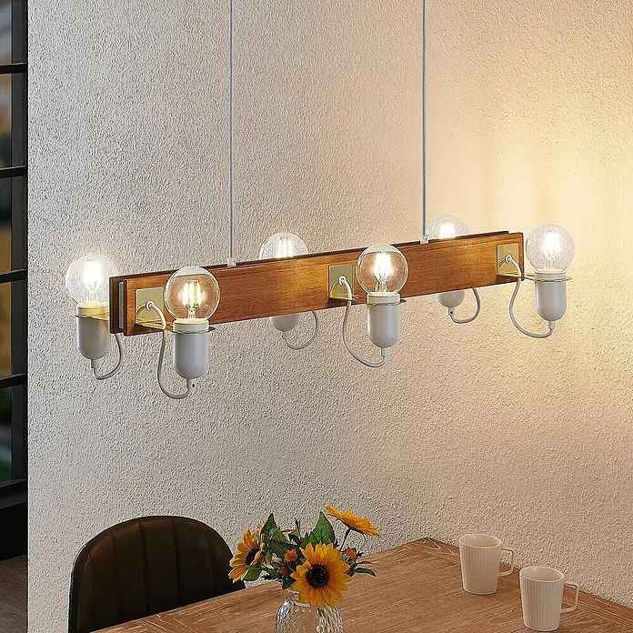 Lucande Pendelleuchte Becky - holz antik, weiß, messing poliert, E27 - Rechteckige Holz-Pendelleuchte mit mehreren klaren Globusbirnen, die einen Esstisch beleuchten. Mit weißen Fassungen und Metallakzenten.