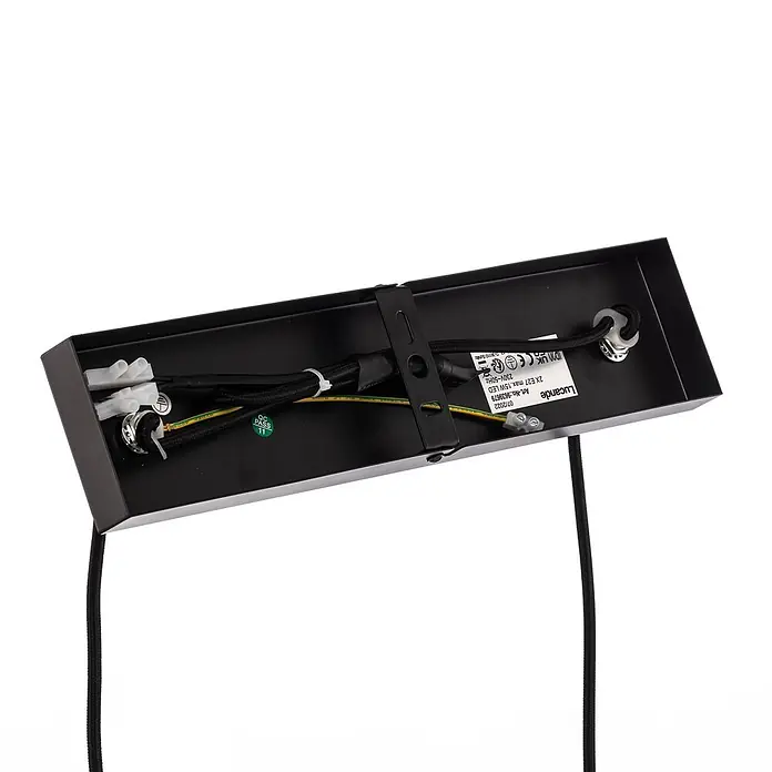 Lucande Pendelleuchte in schwarz matt, Hängelampe -  - Schwarze, rechteckige Metallabdeckung einer Leuchte mit interner Verkabelung, Kabelklemmen und Produktspezifikationsetikett.