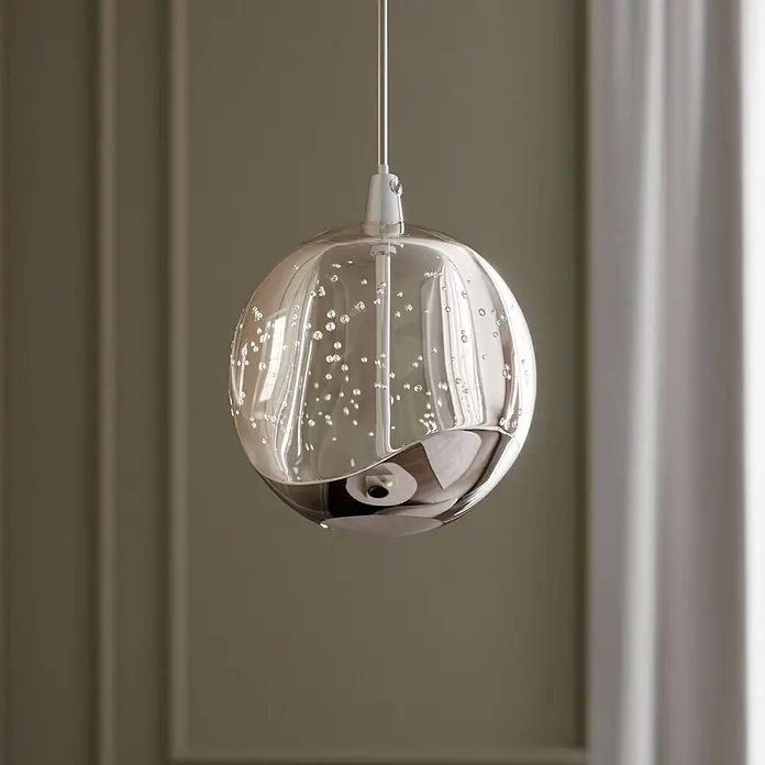 Lucande LED Pendelleuchte in transparent, chrom, Hängelampe -  - Eine kugelförmige Glas-Pendelleuchte mit integrierten Blasen und einem reflektierenden Chrom-Finish im unteren Bereich, die an einem weißen Kabel hängt.