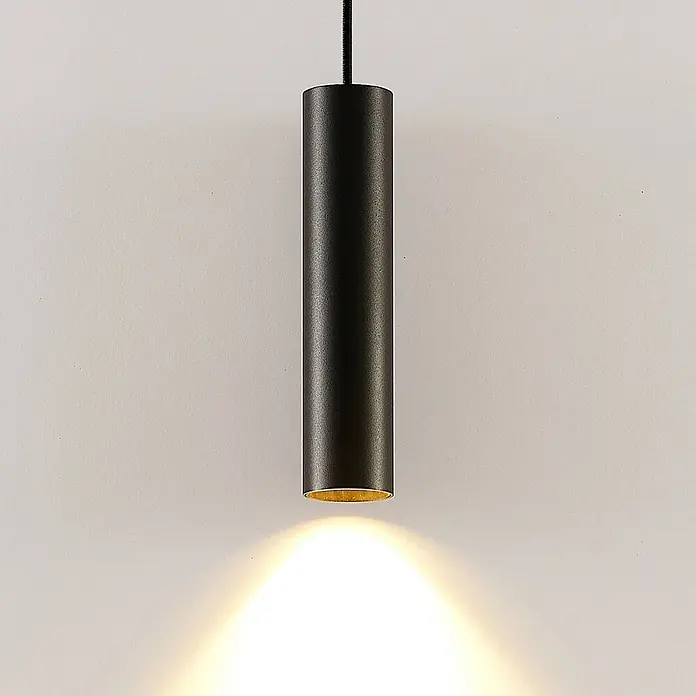 Arcchio Esstisch Pendelleuchte 1flammig, Hängeleuchte 1x GU10, Wohnzimmer -  - Schwarze zylindrische Pendelleuchte, die ein warmes Licht nach unten strahlt.