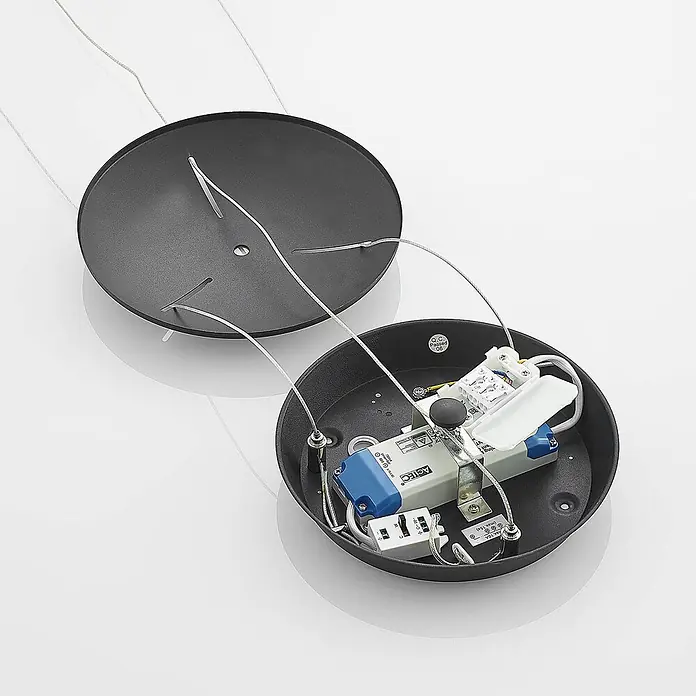 Arcchio LED Pendelleuchte in schwarz, weiß, Hängelampe -  - Schwarze runde Leuchtenbasis geöffnet, zeigt interne Verkabelung, ACTEC-Treiber und Anschlüsse. Aufhängungsdrähte befestigt.