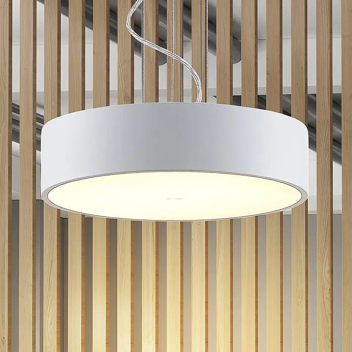 Arcchio LED Pendelleuchte in weiß, Hängelampe -  - Weiße runde Textil-Pendelleuchte mit Abwärtsbeleuchtung, an der Decke vor einer Holzlamellenwand hängend.