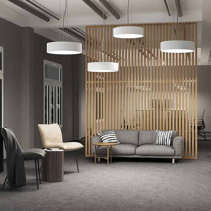 Arcchio LED Pendelleuchte in weiß, Hängelampe -  - Weiße, runde Pendelleuchten beleuchten einen modernen Büroloungebereich und ergänzen den Raumteiler aus Holz.