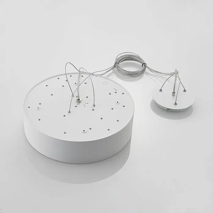 Arcchio LED Pendelleuchte in weiß, Hängelampe -  - Zwei weiße, runde LED-Deckenleuchten mit Stahlseilaufhängung, eine größer und eine kleiner, verbunden.