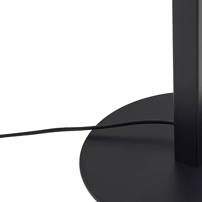 Lucande LED Stehlampe Wohnzimmer in schwarz, dimmbar Stehleuchte -  - Schwarzer, matter runder Sockel mit einem Stromkabel, das an einem schwarzen, rechteckigen Pfosten befestigt ist.