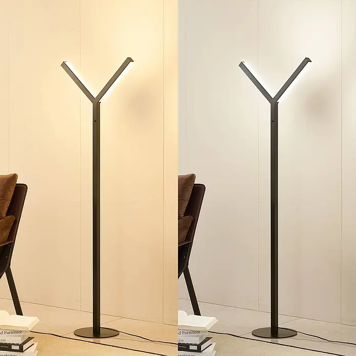 Lucande LED Stehlampe Wohnzimmer in schwarz, dimmbar Stehleuchte -  - Moderne schwarze Stehlampe mit V-förmiger Lichtquelle, die warmweißes und kaltweißes Licht ausstrahlt.