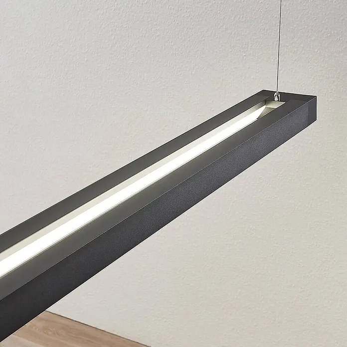 Arcchio LED Pendelleuchte Büro 92 cm, LED-Hängelampe Büroleuchte 4000K -  - Dunkelgraue lineare Pendelleuchte mit integriertem LED-Streifen, an einem Draht aufgehängt.