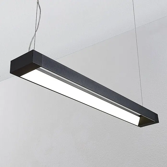 Arcchio LED Pendelleuchte Büro 92 cm, LED-Hängelampe Büroleuchte 4000K -  - Schwarze rechteckige LED-Pendelleuchte hängt von der Decke.