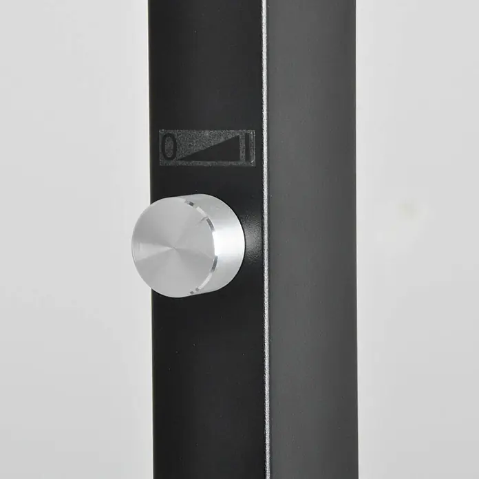 Arcchio LED Büro Stehlampe dimmbar schwarz, Deckenfluter 6000lm, 4000K -  - Silberner Drehregler auf schwarzem Panel mit einer '0' und Skalenanzeige.