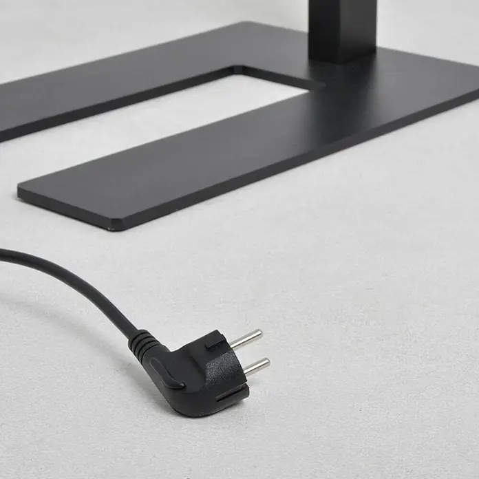 Arcchio LED Büro Stehlampe dimmbar schwarz, Deckenfluter 6000lm, 4000K -  - Schwarzer Netzstecker (Schuko-Typ) mit Kabel, neben einem mattschwarzen U-förmigen Ständer.