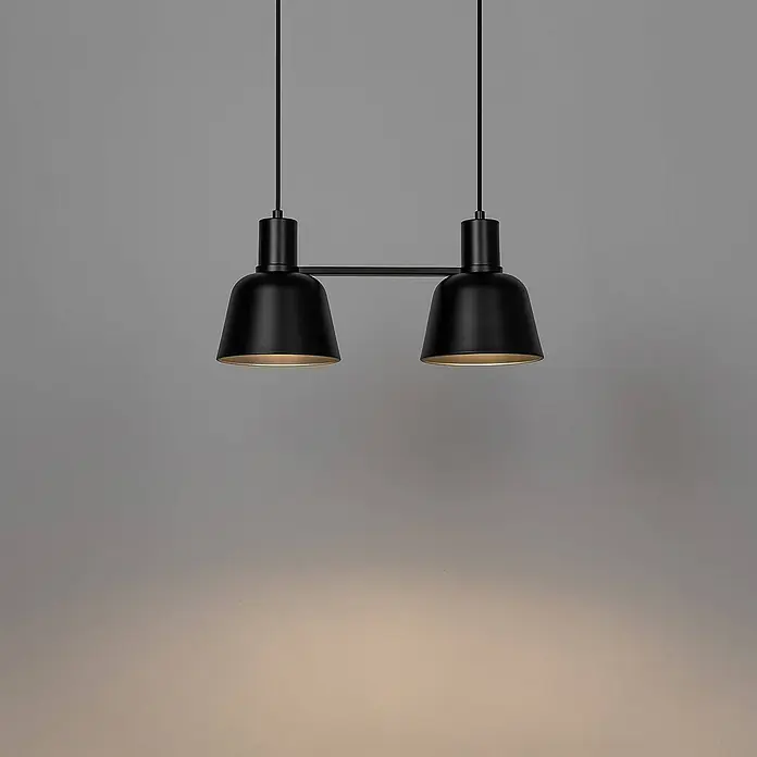 Lucande Pendelleuchte in schwarz matt, Hängelampe -  - Zwei schwarze Pendelleuchten mit goldenen Innenseiten, verbunden durch eine Stange, die warmes Licht nach unten wirft.