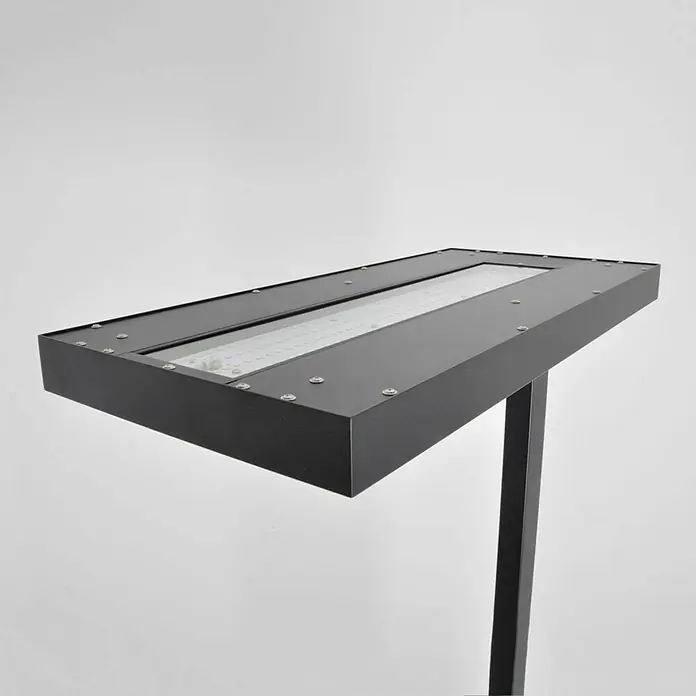 Arcchio LED Büro Stehlampe dimmbar schwarz, Deckenfluter 6000lm, 4000K -  - Rechteckige schwarze LED-Wegeleuchte mit sichtbaren Dioden auf passendem Ständer.