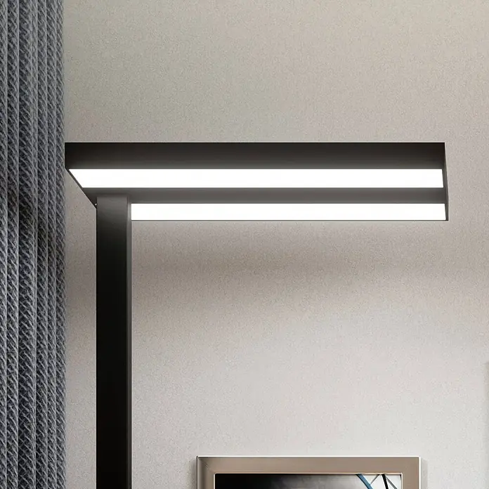 Arcchio LED Büro Stehlampe dimmbar schwarz, Deckenfluter 6000lm, 4000K -  - Moderne schwarze lineare LED-Wandleuchte mit zwei hellen Lichtstreifen, die eine strukturierte Wand beleuchtet.