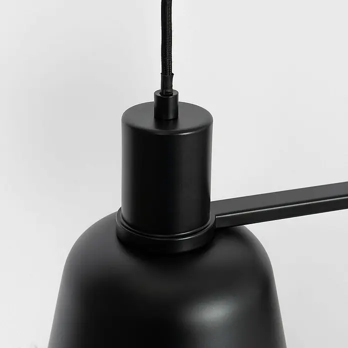 Lucande Pendelleuchte in schwarz matt, Hängelampe -  - Nahaufnahme einer schwarzen Metallleuchtenkomponente mit geflochtener Schnur und auskragendem Arm.