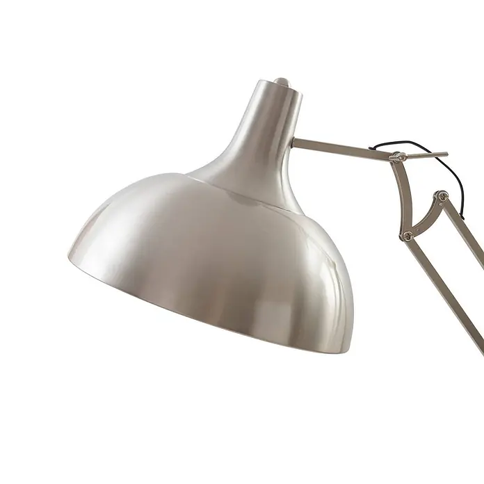 Lindby Stehlampe Wohnzimmer in silber, Stehleuchte -  - Nahaufnahme eines silberfarbenen Lampenschirms aus gebürstetem Metall mit verstellbarem Arm.