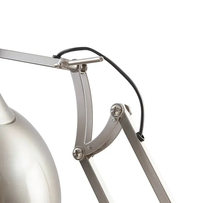 Lindby Stehlampe Wohnzimmer in silber, Stehleuchte -  - Nahaufnahme eines gebürsteten, verstellbaren Lampenarms aus Metall mit schwarzem Kabel und Lampenschirmteil.