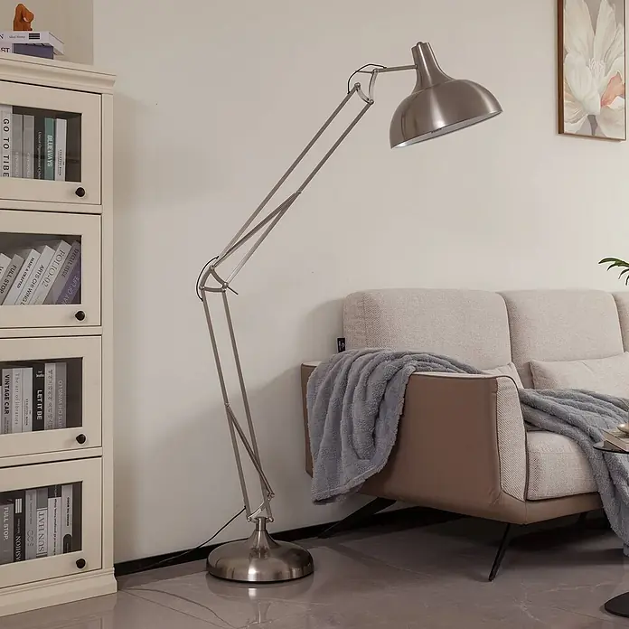 Lindby Stehlampe Wohnzimmer in silber, Stehleuchte -  - Große, verstellbare Stehlampe aus gebürstetem Metall mit kuppelförmigem Schirm, in einem Wohnzimmer platziert.