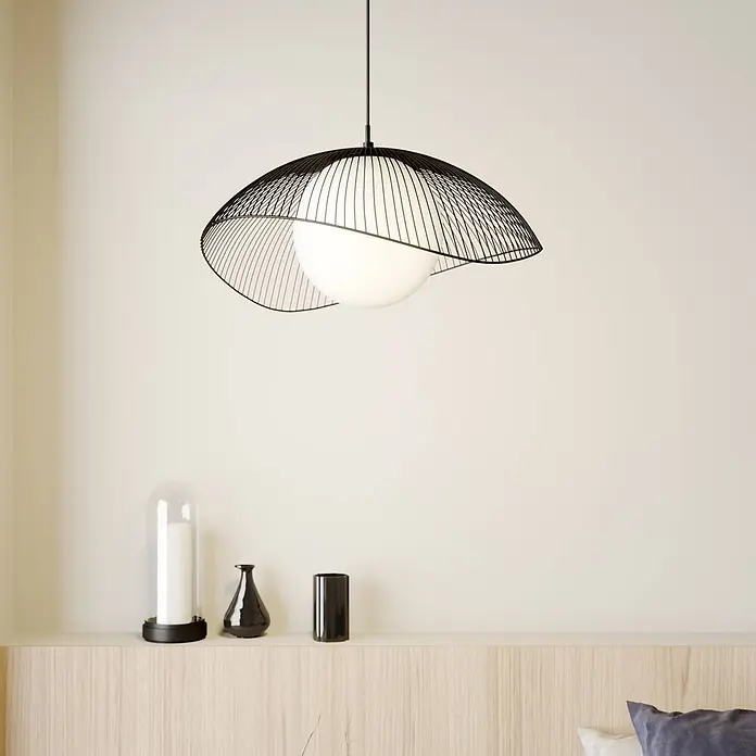 Lindby Pendelleuchte in schwarz, weiß, Hängelampe -  - Moderne schwarze Drahtgeflecht-Pendelleuchte mit weißem Kugel-Diffusor, über einem Holzregal hängend.